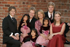 Steven Curtis個人網站展示家庭照片。左起：Will Franklin, Maria, Steven Curtis, Shaoey, MaryBeth, Stevey Joy, Caleb。 <br/>