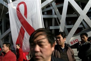 北京新地標「鳥巢」體育館豎起巨型的紅絲帶,迎接12月1日國際愛滋病日。（圖：美聯社） <br/>