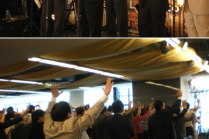 夏忠堅牧師與大台北各區牧者，帶領眾人為教會、城市轉化禱告。 與會者分別朝東西南北四方為大台北祝福。 <br/>