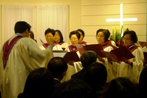 為歡迎前來的慕道友，第二家的詩班獻唱讚美上帝的大愛。（圖：基督日報/魯德） <br/>