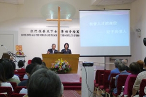 中信總幹事姜武城牧師昨晚在華埠靈糧堂分享信息，造就信徒。（圖：本報記者） <br/>
