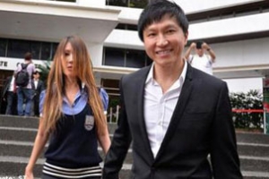 康希牧師與妻子何耀珊攜手離開法庭。（圖：新加坡傳媒） <br/>