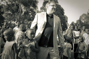 華理克牧師抵達盧旺達推動「和平計畫」與目標導向教會策略。（圖：華理克牧師臉書） <br/>