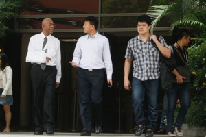 被告人陳一平（中）與他的律師走出法庭。（圖：City News） <br/>