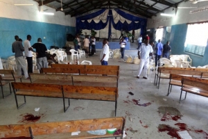 蒙巴薩一家基督教堂昨日舉行的主日崇拜聚會中突然遭到持槍暴徒襲擊，場地血蹟斑斑。（圖：網絡截屏） <br/>