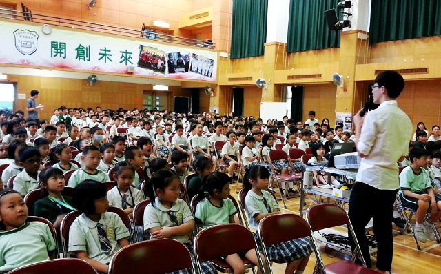 每位香港精神大使都會走訪全港中小學和特殊學校，分享他們的大挑戰、小故事，與同學玩遊戲，以不同形式宣揚香港精神。（圖：香港精神大使網站）