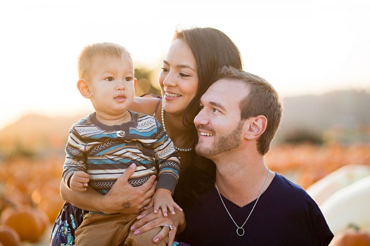 天生無四肢的著名基督徒演講家力克‧胡哲(Nick Vujicic)與太太宮原佳苗和兒子Kiyoshi在11月份拍的全家福。(圖:Nick Vujicic/Facebook)