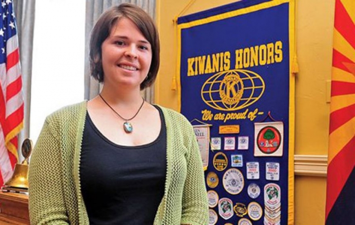 遭伊斯蘭恐怖分子ISIS劫持的美籍人道工作者凱拉.穆勒(Kayla Mueller)10日被證實已遇害。圖攝於2013年5月，她在亞利桑那州出席一個人道主義活動。(圖:美聯社)