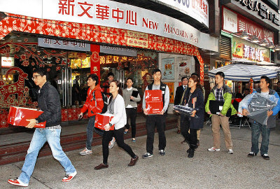 香港警方昨日在「必出彩虹」位於尖沙咀的辦公室帶走證物。(圖:東方日報)