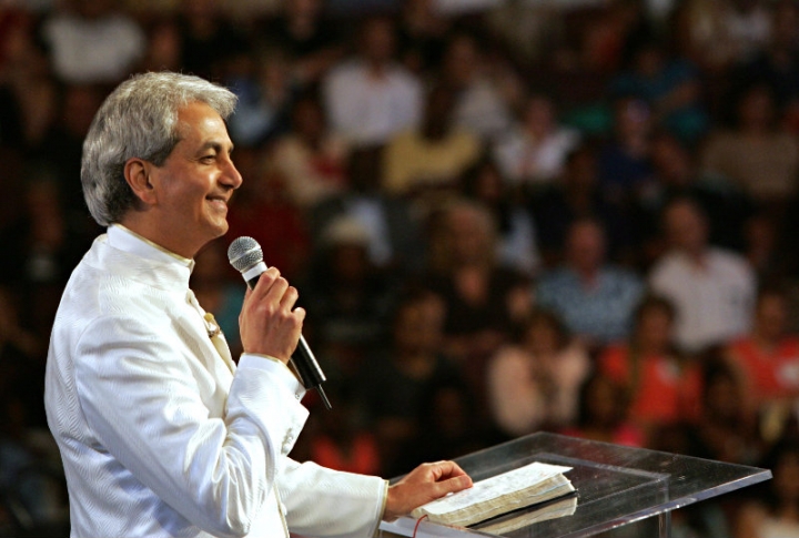 足跡遍布全球的知名神蹟佈道家辛班尼牧師(Benny Hinn)上星期在其加州住所感到心臟不適，週五(20日)自行入院，幸經醫生及時治療後，身體已逐漸恢復。（圖：Benny Hinn Ministries）