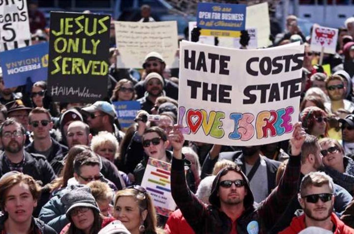 美國印第安那州議會通過《宗教自由恢復法案》，被指等同於「支持歧視同志」，有反對人士上街抗議。（圖：路透社）
