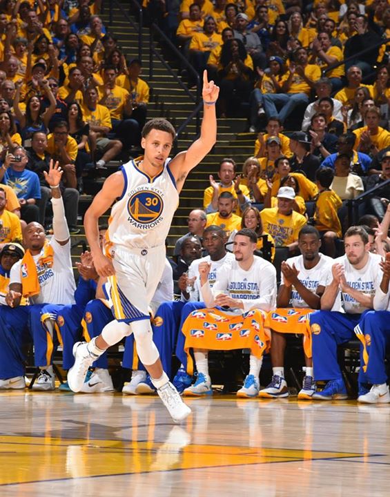 勇士隊「咖哩小子」柯瑞(Stephen Curry)每次入球後，都不忘舉起食指、指著天，意思是「把榮耀歸給神」。(圖:NBA TV)