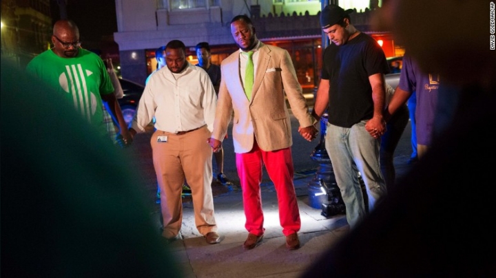 位於南卡州查爾斯頓市(Charleston)的「以馬內利非裔衛理公會」(Emanuel African Methodist Episcopal Church)週三(17日)晚遭搶手襲擊，事發後有人聚集禱告。(圖:美聯社)