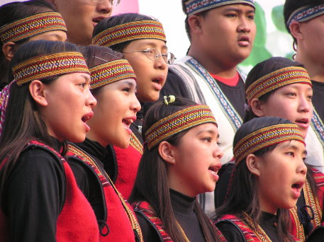 合唱團在中國大陸、台灣、美、加、港、澳、新加坡、馬來西亞、韓國等地演出。孩子們以純真的歌聲博得極高評價。