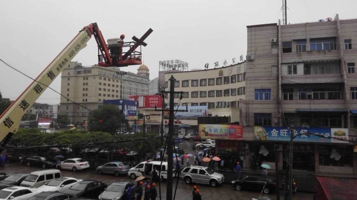 港華人基督教聯會被批評對國內拆教堂十字架的事件缺乏關注及回應。