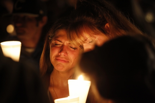 俄勒岡州烏姆普夸社區學院(Umpqua Community College)10月1日發生槍擊案，至少十人死亡，超過二十人受傷。晚上民眾舉行燭光晚會紀念遇難者。(Photo: Reuters/Steve Dipaola)