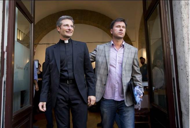 Krzysztof Charamsa神父攜男友高調公開同性戀身份挑戰正在召開家庭會議的梵蒂岡教廷即時被免職。