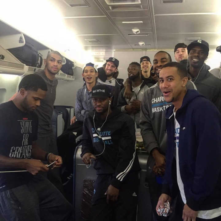 林書豪今日隨新東家夏洛特黃蜂隊(Charlotte Hornets)遠赴中國展開兩場NBA海外熱身賽，不忘與隊友在機上自拍。(Facebook/Jeremy Lin)