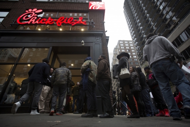 著名炸雞連鎖店Chick-Fil-A(福來雞)上週六在紐約市的首間分店開幕，數千名食客大排長龍欲一嘗滋味，但有同志維權人士在門外示威，幸好生意未受影響。(路透社)