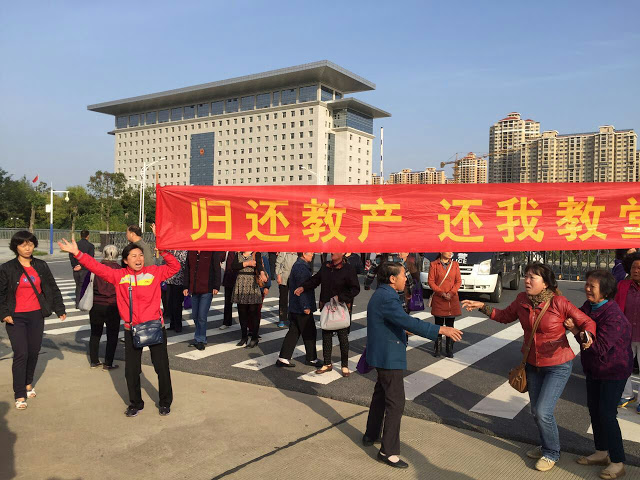 湖北孝感市在建基督教堂被強拆，引發百名信徒抗議。(圖：對華援助會)