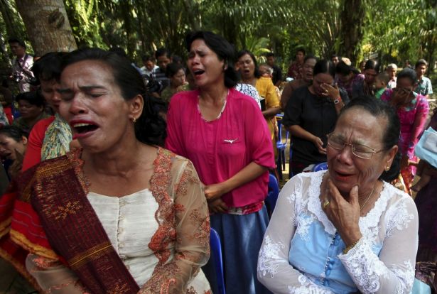 印尼亞齊省(Aceh)Singkil區多間教會被焚毀，當地信徒在10月18日主日禮拜上大哭。(路透社)
