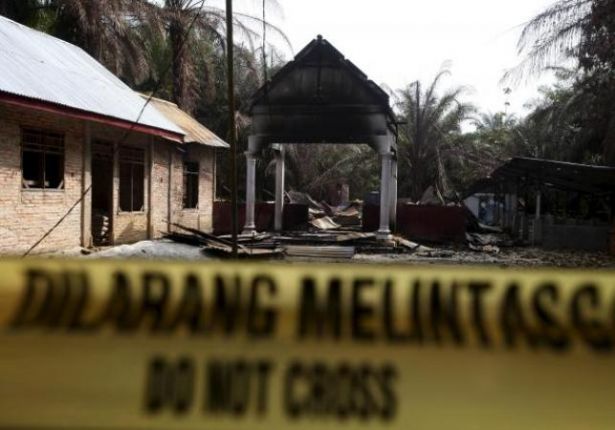 印尼亞齊省(Aceh)Singkil區，有數百名憤怒的穆斯林燒毀了區內三間教會，警察用膠帶將現場封鎖。(路透社)