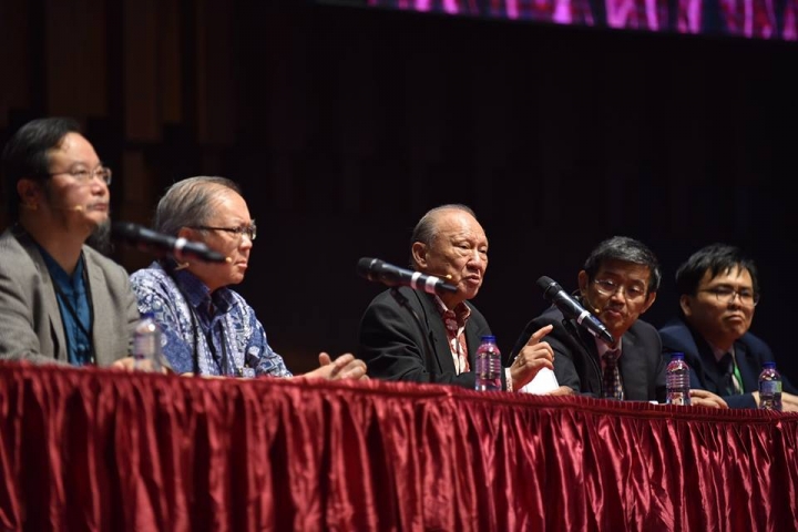 宗教改革500周年紀念研討會上, 唐崇榮牧師與一眾講員並列。(圖：Reformed Injili Events臉書)