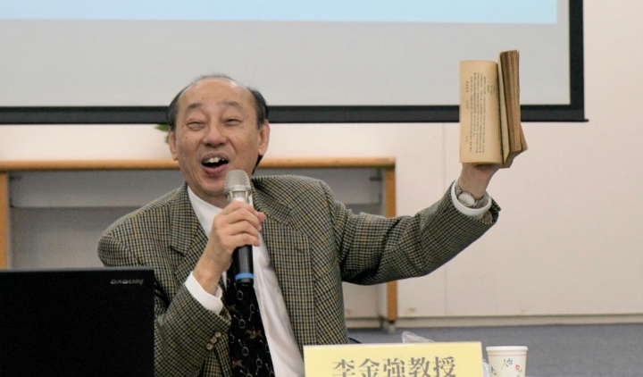 李金強展示第一屆培靈研經會的講道集。（圖：基督日報）