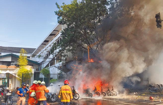 印尼泗水3教堂遭一個家庭6人分頭施襲。（圖：中時電子報）