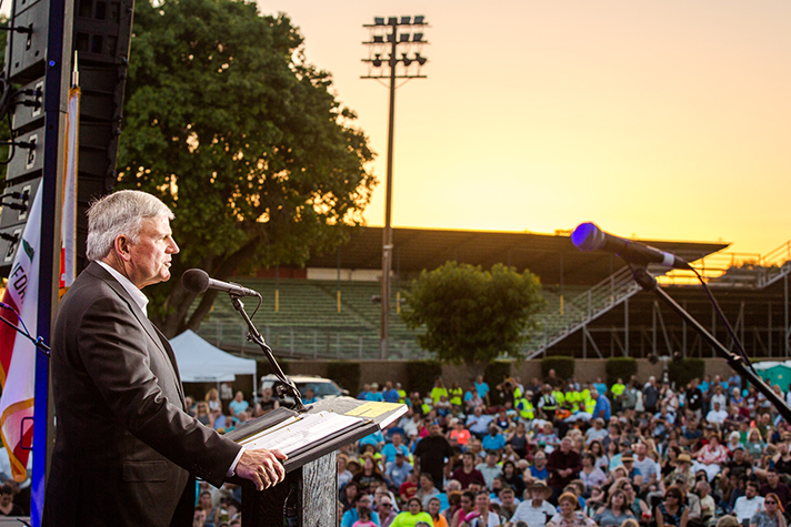 葛福臨牧師(Rev. Franklin Graham)在五月底至六月初，在加州舉行了「美國決定之旅」佈道巡迴(Decision America Tour)，希望通過福音和禱告為神挽回這片土地。圖為5月29日在摩德司托(Modesto)市佈道現場。(圖:california.billygraham.org)