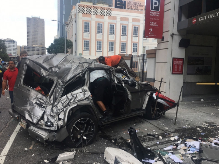 車輛從紐奧良市中心停車場四層墜落，眾人救助 （圖：來自網絡）