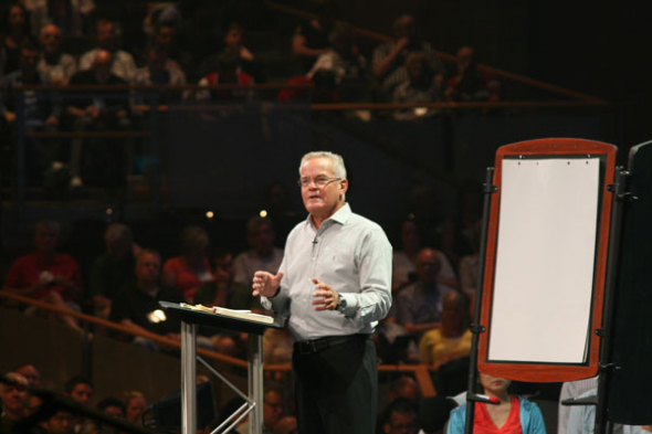 「全球領袖高峰會」（Global Leadership Summit）受柳溪教會（Willow Creek Community Church）創會牧師比爾•海波斯(Bill Hybels)涉嫌不當性行為的指控波及，已經失去111個直播合作方。（來自網絡）