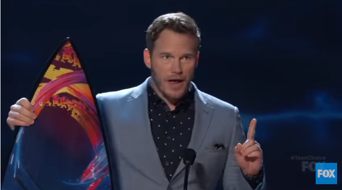 《侏羅紀世界》男演員克里斯•普拉特（Chris Pratt）8月12日出席「青少年票選獎」（Teen Choice Awards, TCA）頒獎禮，贏得「夏季票選電影演員獎」（Choice Summer Movie Actors）。他在台上熱情地宣告「我愛上帝」，並鼓勵觀眾也要愛上帝。(YouTube截圖/Fox)