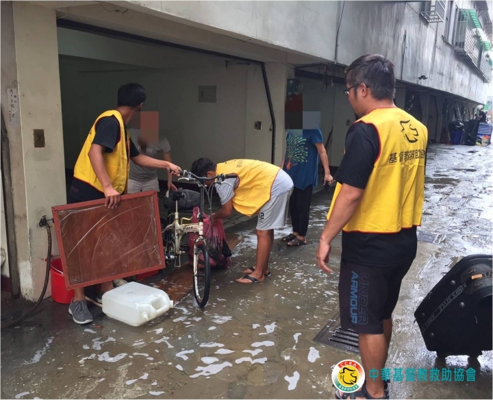 基督教救助協會派出志工隊協助嘉義水災災民清理家具。(圖:基督教救助協會Facebook)