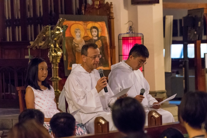 泰澤院長艾樂思（中）主持在港國際青年聚會。（圖：「泰澤香港」臉書）