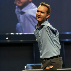 有「無肢勇士」之稱的基督徒勵志演說家力克•胡哲（Nick Vujicic）面對自身的缺陷在過去也曾有一段黑暗的時間，近日他通過YouTube視頻簡短分享了如何克服憂鬱和焦慮。（圖：LIFE WITHOUT LIMBS）