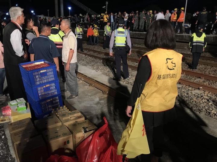 台鐵出軌事故後，教會聯手施援。（圖：基督教救助協會臉書）