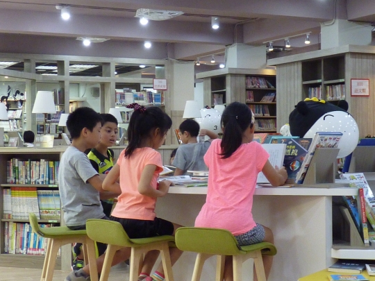 台北龍安國民小學圖書館。（圖：龍安國民小學網） 