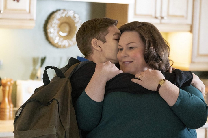 克莉希·梅茲（Chrissy Metz）飾演母親喬伊斯·史密斯（Joyce Smith），馬賽爾·路易斯（Marcel Ruiz）飾演約翰 （John Smith）。（圖：Allen Fraser/breakthroughmovie.com）