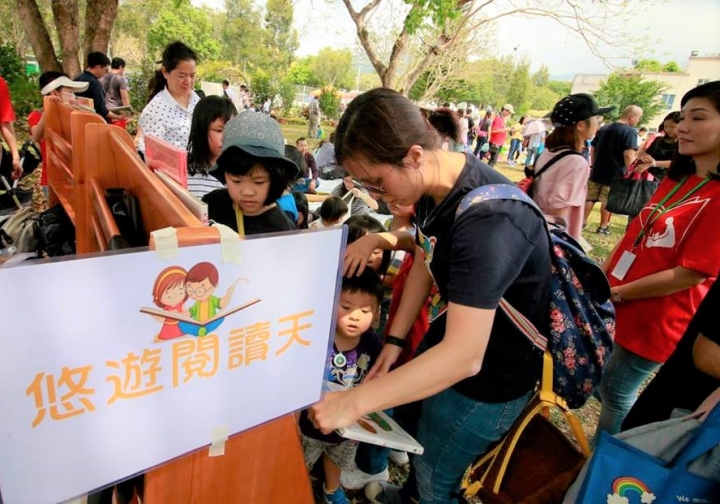 榮光堂開放草地舉辦閱讀活動。（圖：香港信義會社會服務部網站）