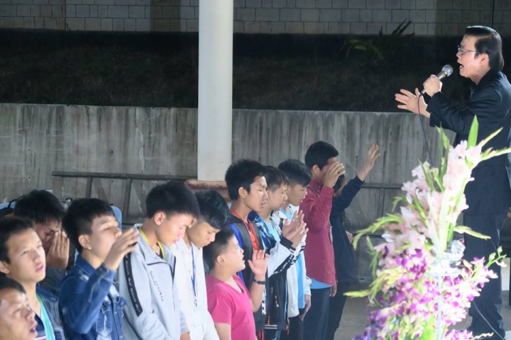 梁西門在4月主領聚會27位青少年回應呼召。（圖：新加坡突破宣道之家）