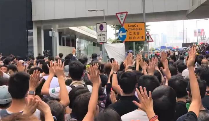 基督徒在逃犯修例集會中舉手祈禱。（圖：傘城網上教會）