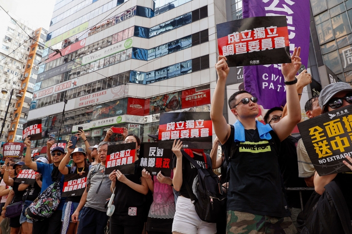 示威者在反送中遊行舉起成立獨立調查委員會標語。（圖：美聯社）