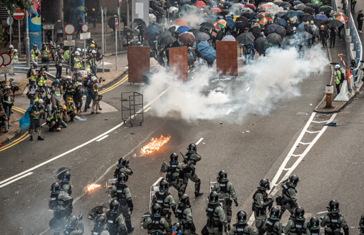 逃犯修例演變至警民嚴重衝突持續四個月。（圖：Studio Incendo）