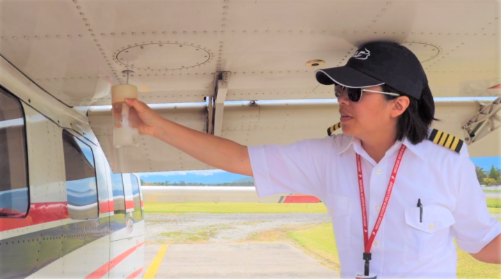 林喬伊斯親自檢查飛機。（圖：航空宣教使團視頻擷圖）