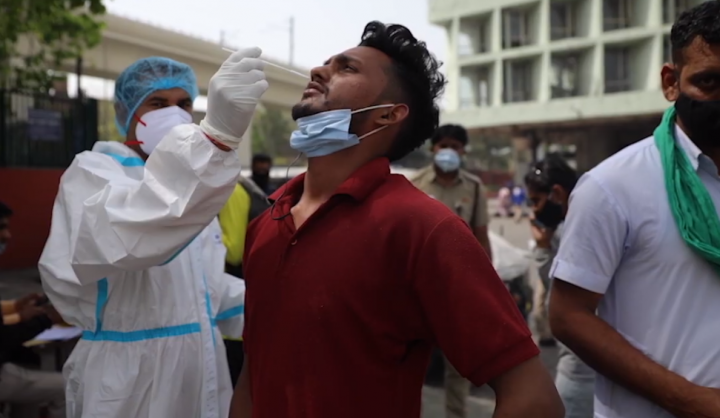 印度男子接受病毒檢測。（圖： Tearfund 視頻擷圖） 