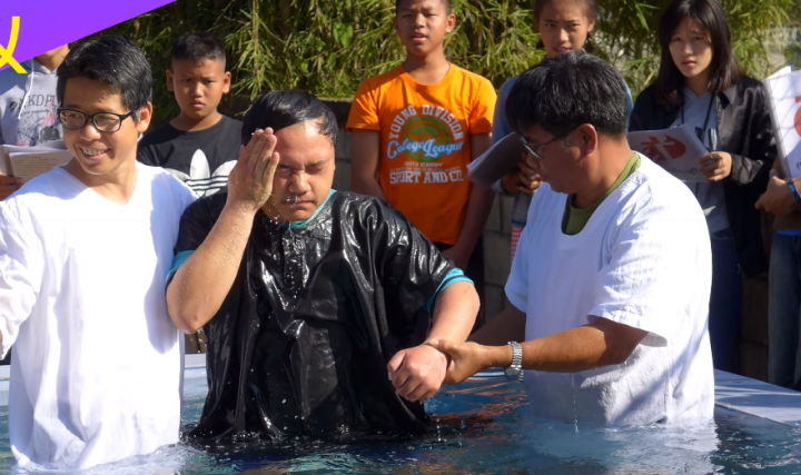 泰國本地信徒受洗。（圖：視頻擷圖） 