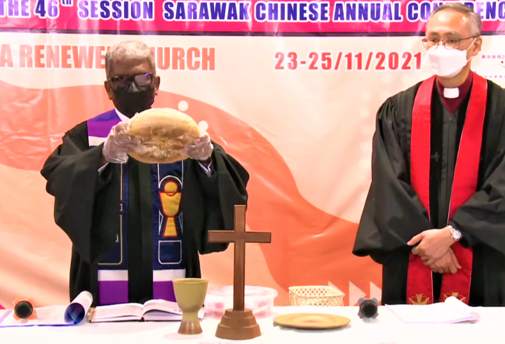賈古瑪牧師［左］主持聖餐禮。（圖：視頻擷圖） 