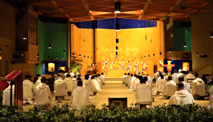 12月28日舉行的泰澤晚禱會。（圖：YouTube擷圖） 