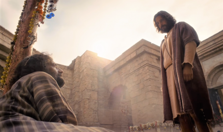 《上帝所揀選的人》其中一幕：耶穌醫治癱子。（圖：YouTube擷圖） 